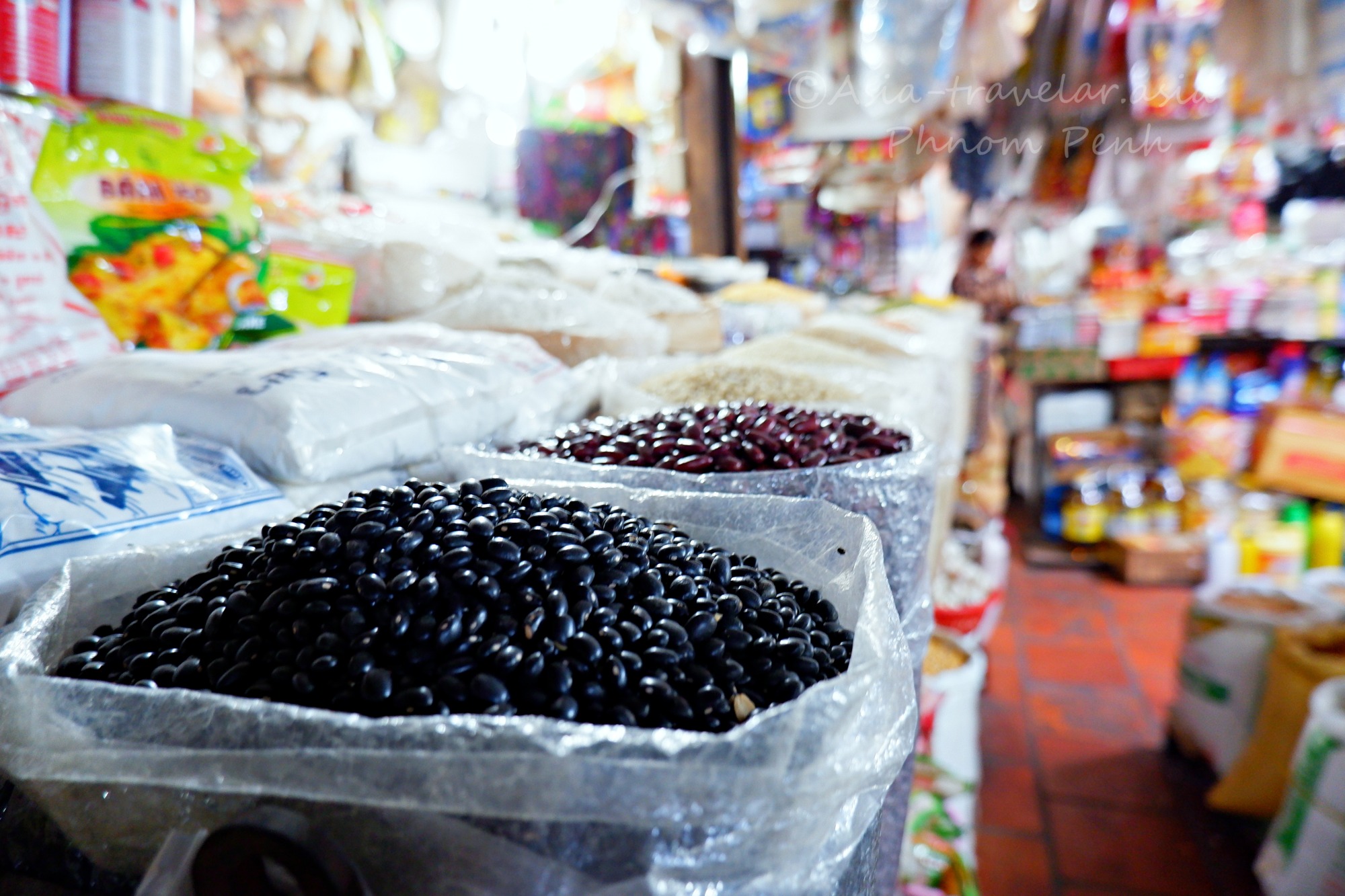 プノンペンのローカル市場に並ぶ黒豆と豆類の量り売り